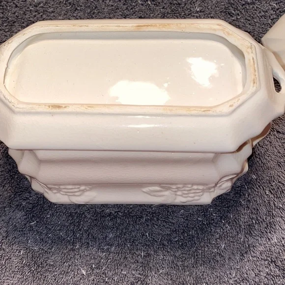 Very Vintage Gravy Bowl with Lid & Attached Saucer - Picture 8 of 9